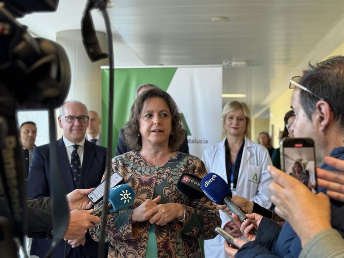 La consejera de Salud y Consumo, Catalina García, atiende a los periodistas.