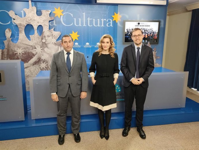 El delegado territorial de la Junta, Eloy Ruiz (I), la viceconsejera Mar Sancho (c), y el concejal Ángel Fernández Silva (d), en el Liceo