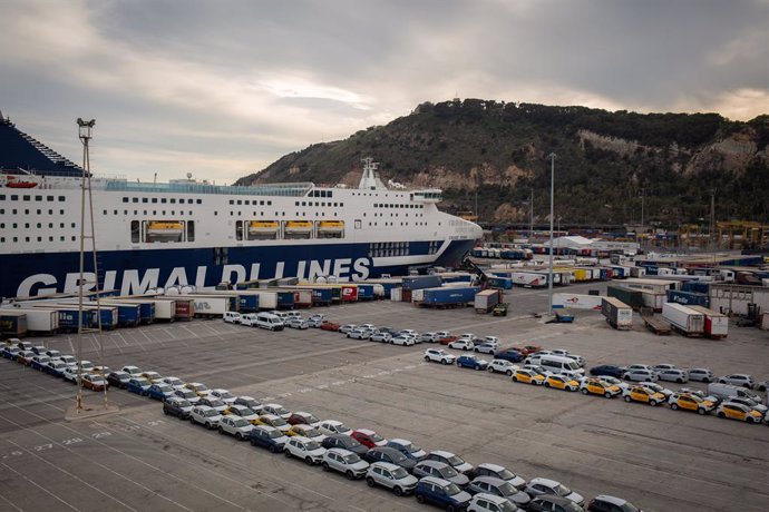 Archivo - Un conjunt de cotxes aparcats al Port de Barcelona