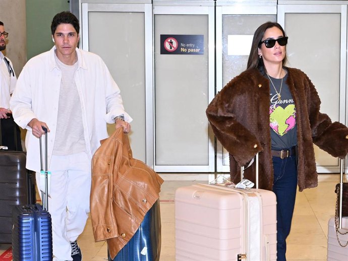 María Pombo y Pablo Castellano en el aeropuerto de Madrid a su regreso de Nueva York tras unas románticas vacaciones en pareja