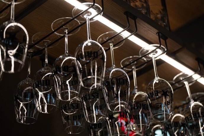 Copas colgadas en un bar.