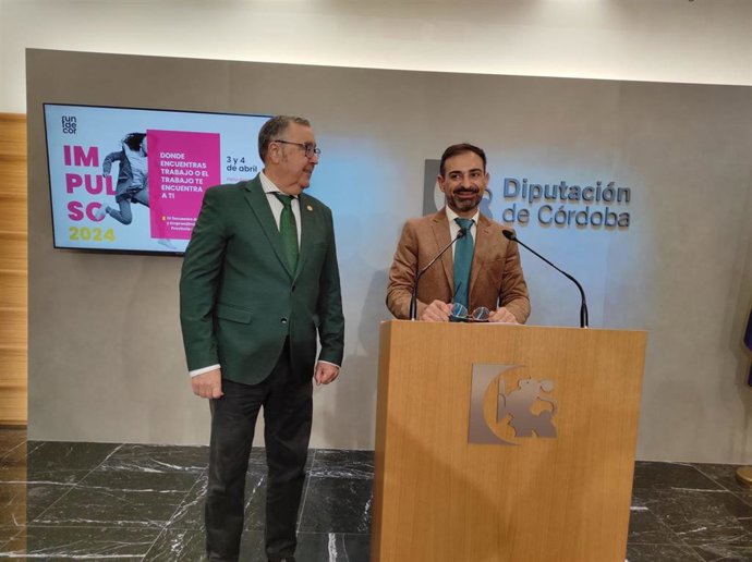 El delegado de Desarrollo Económico, Promoción y Empleo de la Diputación, Félix Romero (dcha.), y el presidente de Fundecor, Antonio Arenas, en rueda de prensa.