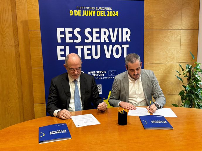 El portavoz y director general de Comunicación del Parlamento Europeo, Jaume Duch, y el presidente de la FMC, Eduard Rivas.