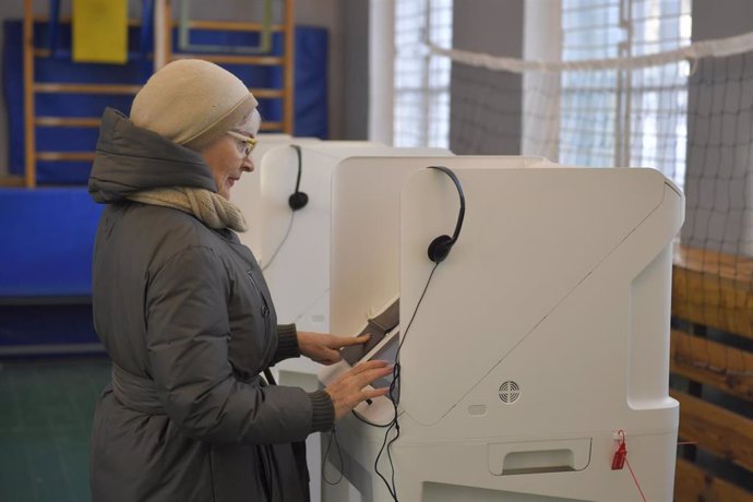 Imagen de archivo de una mujer votando en el marco de las elecciones presidenciales en Rusia. 