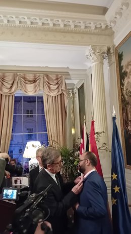 El chef José Pizarro recibe la Cruz de Oficial de la Orden de Isabel la Católica