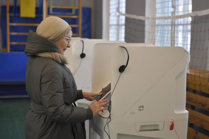 Imagen de archivo de una mujer votando en el marco de las elecciones presidenciales en Rusia.