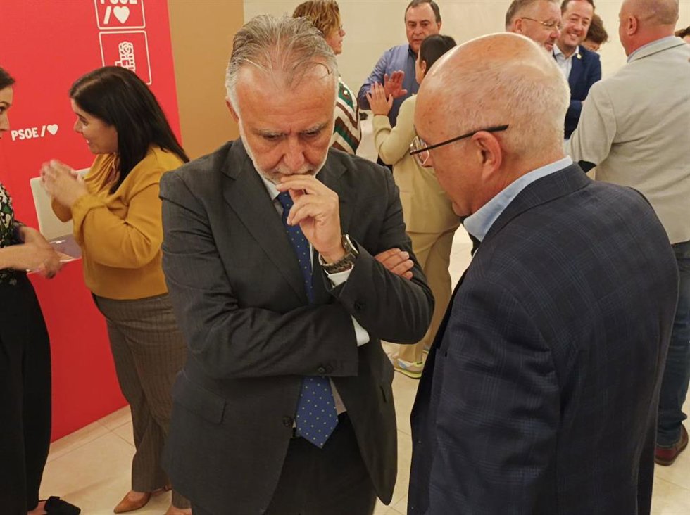 El ministro de Política Territorial y Memoria Democrática, Ángel Víctor Torres, tras mantener una reunión de trabajo con alcaldes y alcaldesas de la isla