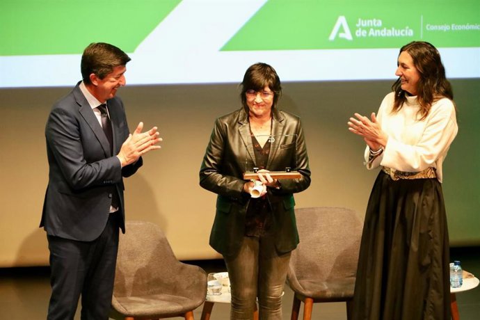 La consejera de Inclusión Social, Juventud, Familias e Igualdad, Loles López, junto al el presidente del Consejo Económico y Social (CES) de Andalucía, Juan Marín, presentan el estudio 'Trayectorias vitales de la juventud andaluza'.