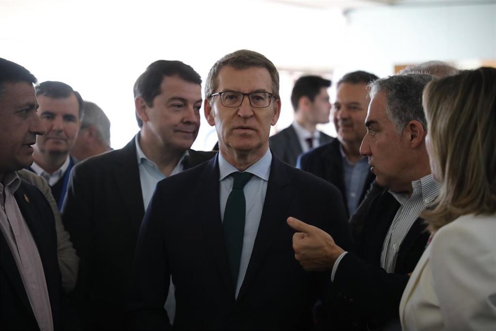 (I-D) El presidente de la Junta de Castilla y León, Alfonso Fernández Mañueco; el presidente del PP, Alberto Núñez Feijóo y el vicesecretario de Política Autonómica del PP, Elías Bendodo, a su llegada a la clausura de unas jornadas organizadas por el PP