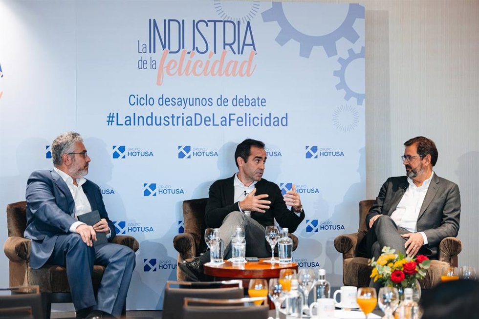 El periodista Javier Magariño; el consejero delegado de Volotea, Carlos Muñoz, y el presidente de ALA y director general de easyJet España, Javier Gándara, durante el desayuno informativo 'La Industria de la Felicidad'.