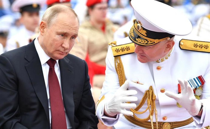 Archivo - El presidente de Rusia, Vladimir Putin, acompañado del almitante Nikolai Yevmenov en un acto en 2021