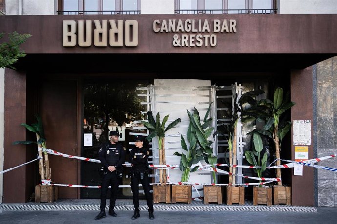 Archivo - Agentes de la Policía Científica conversan en la entrada del restaurante italiano 'Burro Canaglia Bar&Resto' de la plaza de Manuel Becerra 