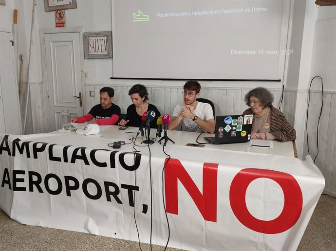 Los miembros de la Plataforma contra la Ampliación del Aeropuerto de Palma en la sede del GOB.