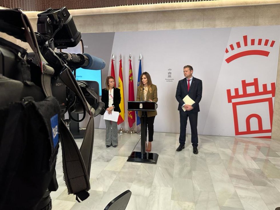 Rebeca Pérez se dirige a los medios durante la rueda de prensa