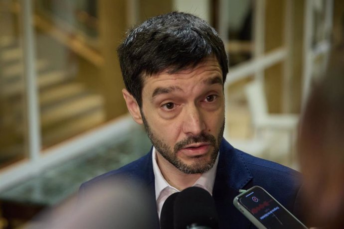 El ministro de Derechos Sociales, Consumo y Agenda 2030, Pablo Bustinduy, ofrece declaraciones a su llegada a la Comisión Mixta para la Coordinación y Seguimiento de la Estrategia Española para alcanzar los Objetivos de Desarrollo Sostenible (ODS), en e