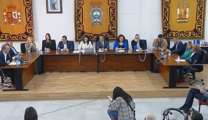 Archivo - Salvador Hernández preside el pleno tras ser investido alcalde de Carboneras al prosperar la moción de censura contra el PP