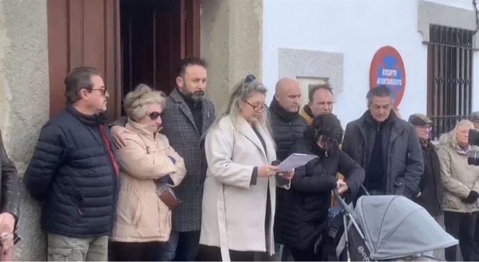 La alcaldesa de Hinojal, Blanca Vivas, durante el minuto de silencio celebrado en memoria de Vicente Sánchez