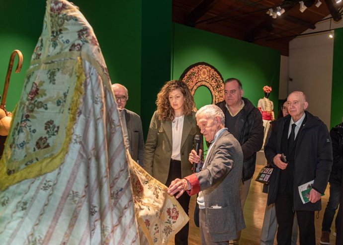 La diputada de Cultura de Palencia en la visita a la exposición de trajes de la colección de Ismael Peña.