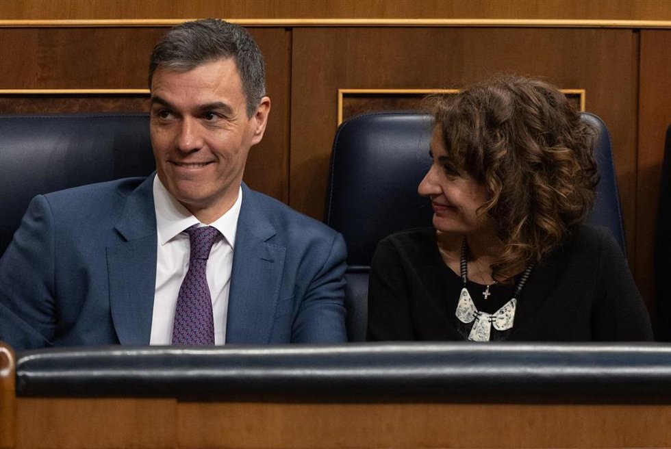 El presidente del Gobierno, Pedro Sánchez, y la vicepresidenta primera y ministra de Hacienda, María Jesús Montero