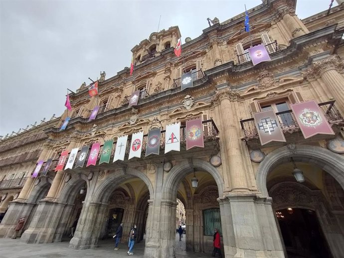 Reposteros en la fachada del Ayuntamiento en la Plaza Mayor de Salamanca