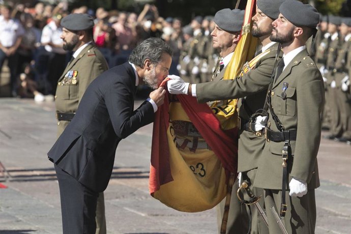 Archivo - Un civil besa la bandera de España durante su Jura de Bandera, en la plaza de la Escandalera, a 30 de septiembre de 2023, en Oviedo, Asturias (España). (Archivo)