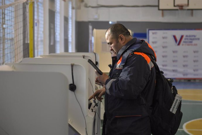 Un hombre deposita su voto en una máquina electrónica en Moscú