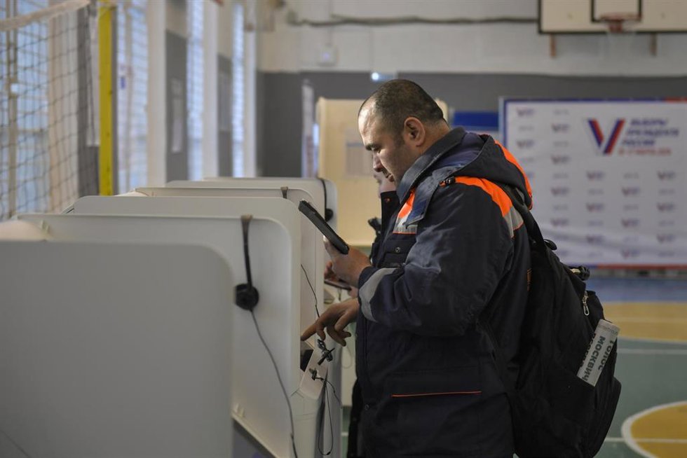 Un hombre deposita su voto en una máquina electrónica en Moscú