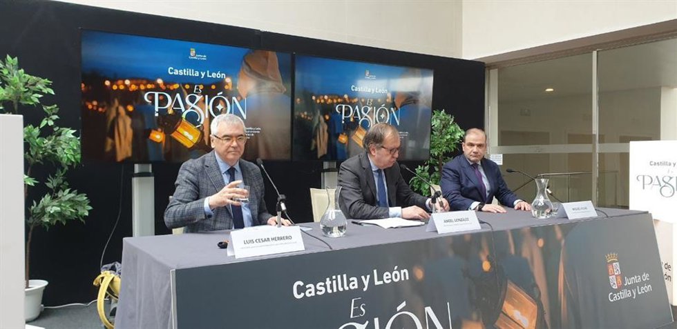 El director general de Turismo, Ángel González, junto al presidente de la Junta de Cofradías de Valladolid, Miguel Vegas, y el director de la Escuela Universitaria de Estudios Empresariales de la Universidad de Valladolid, Luis César Herrero