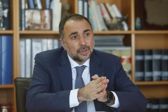 Archivo - El conselleiro de Sanidade, Julio García Comesaña, durante una entrevista con Europa Press, a 23 de diciembre de 2021, en Santiago de Compostela, A Coruña, Galicia, (España).