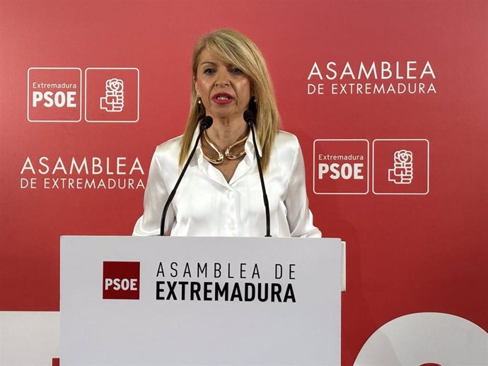 La presidenta del Grupo Parlamentario Socialista en la Asamblea de Extremadura, Piedad Álvarez, en rueda de prensa
