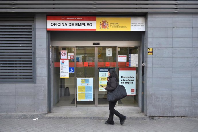 Una mujer pasa por una oficina del Sepe, a 4 de marzo de 2024, en Madrid (España).