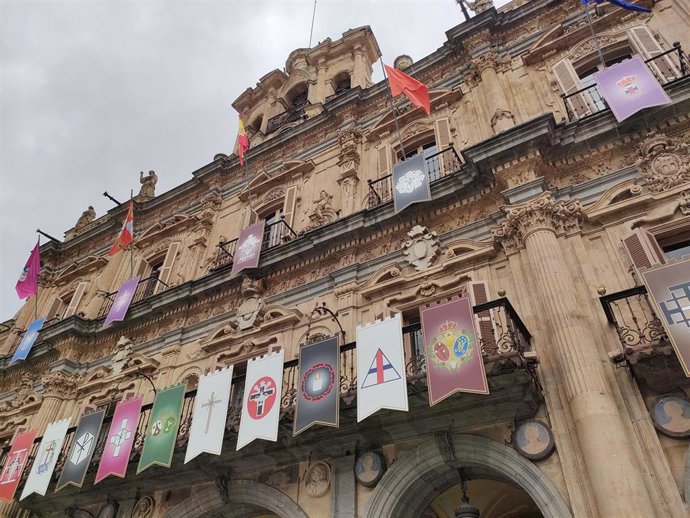 Fachada del Ayuntamiento de Salamanca, que luce estos días los reposteros de Semana Santa