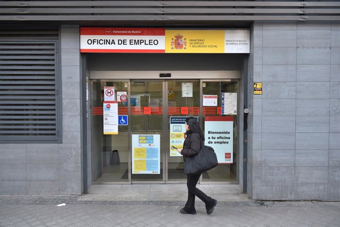 Una mujer pasa por una oficina del Sepe, a 4 de marzo de 2024, en Madrid (España). La Seguridad Social ganó una media de 103.621 cotizantes en febrero respecto al mes anterior (+0,5%), su mayor alza en este mes desde 2007, impulsada por la hostelería y 