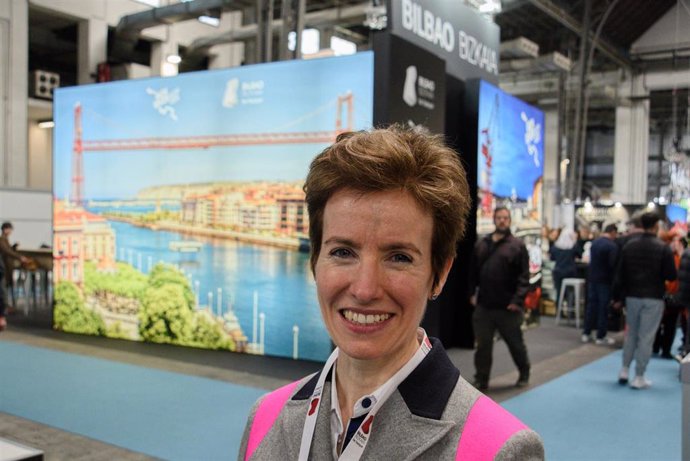 La diputada de Transportes, Movilidad y Turismo de Bizkaia, Sonia Pérez, ante el stand de Bizkaia en el salón turístico B-Travel