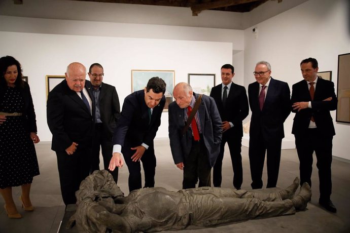 El presidente de la Junta de Andalucía, Juanma Moreno, visita junto con el artista Antonio López algunas obras del Murec en Almería.