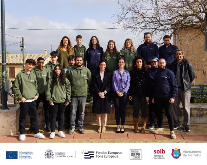 Foto del grupo de alumnos de los programas de formación de comunicación, marketing y cerámica.
