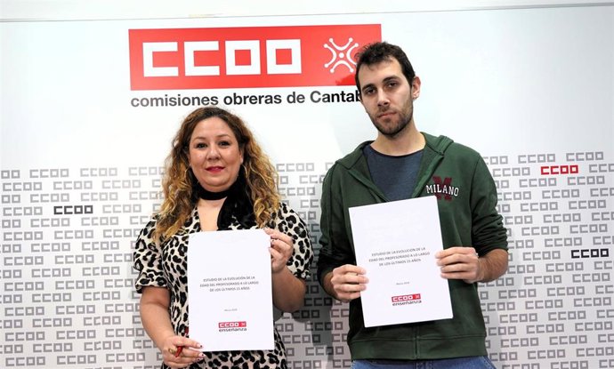La secretaria general de la Federación de Enseñanza de CC.OO, Conchi Sánchez, y Alberto López, secretario general de la Sección Sindical de CCOO en la Educación  Pública No Universitaria de la Consejería de Educación