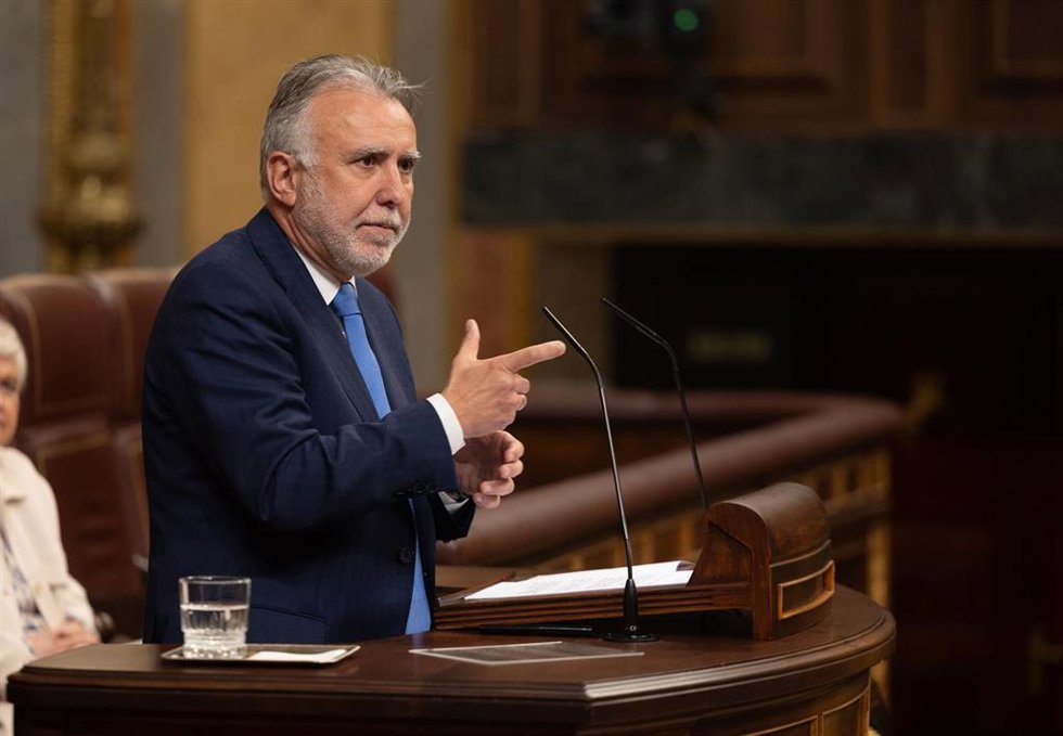 El ministro de Política Territorial y Memoria Democrática, Ángel Víctor Torres, interviene durante una sesión plenaria, en el Congreso de los Diputados, a 13 de marzo de 2024, en Madrid (España).  El denominado 'caso Koldo', la supuesta trama de mordida