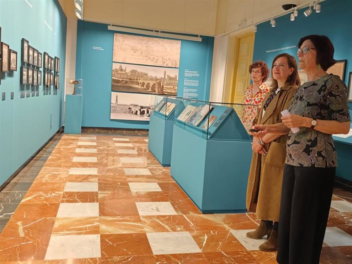 La consejera municipal de Cultura, Educación y Turismo, Sara Fernández, visita la exposición 'La Lonja. La ciudad y los mercaderes'