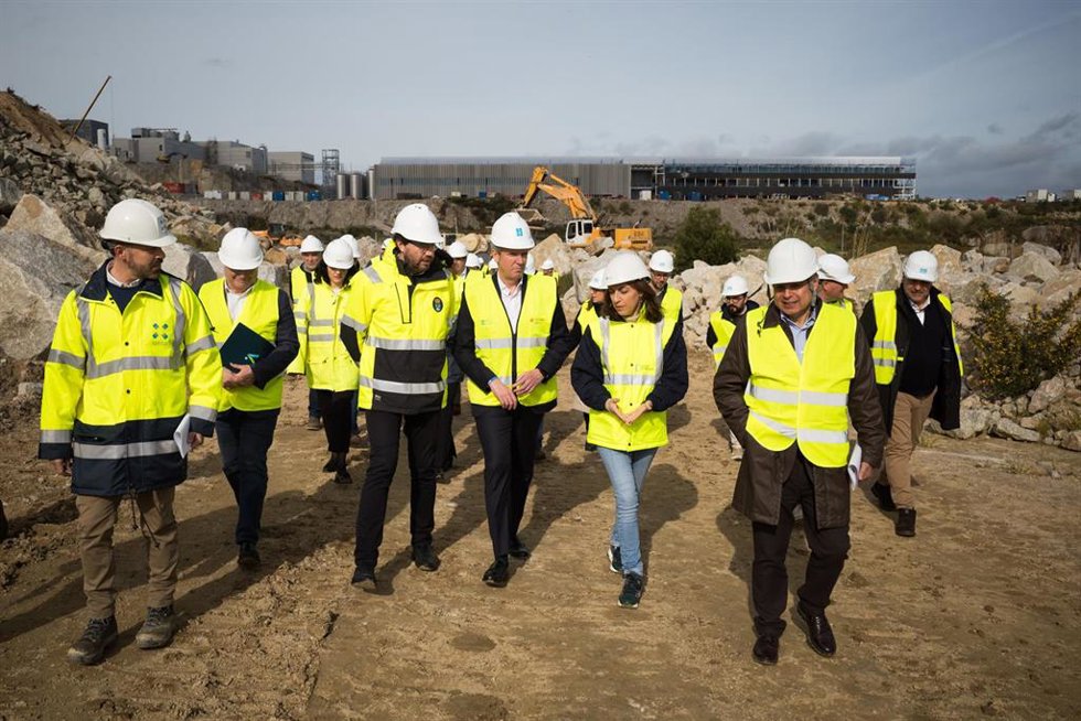 El presidente de la Xunta en funciones, Alfonso Rueda, y la vicepresidenta segunda y conselleira de Medio Ambiente, Territorio e Vivenda en funciones, Ángeles Vázquez, en su visita a las obras de reurbanización de la fase C del Parque empresarial de Mor