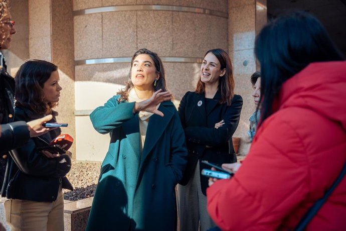 La portavoz en la Asamblea, Manuela Bergerot (2i), junto a la portavoz de Más Madrid en el Ayuntamiento, Rita Maestre (3i), en una imagen de archivo.