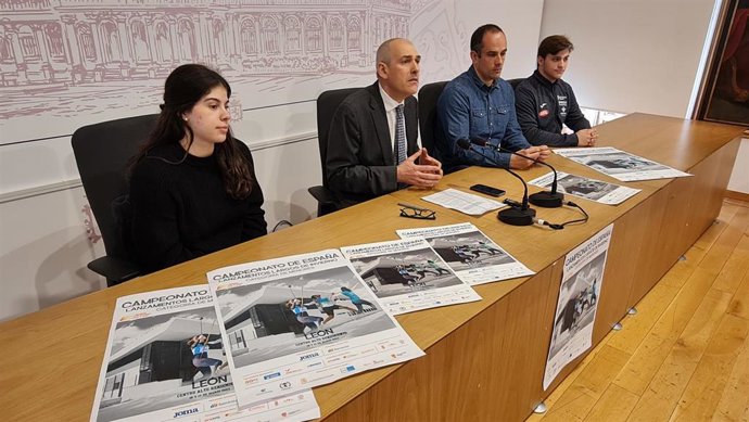 El concejal de Deportes, Vicente Canuria, interviene en la presentación del IX Campeonato de España de Invierno de Lanzamientos Largos, junto a organizadores y lanzadores.