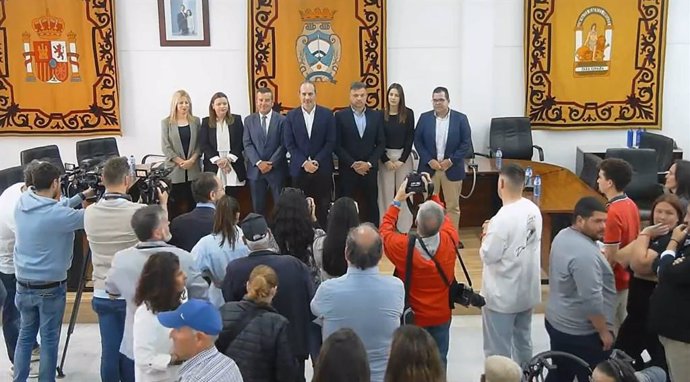 Archivo - El nuevo equipo de gobierno en Carboneras (Almería) con Salvador Hernández al frente
