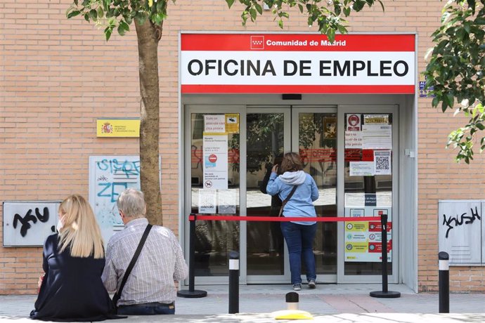 Archivo - Una mujer entra a una oficina del SEPE, el día en el que se han conocido los datos de paro de mayo, a 2 de junio de 2021, en Madrid (España). 