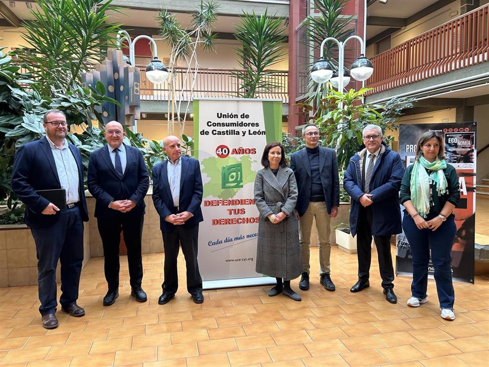 Inauguración de la exposición por el 40 aniversario de la Unión de Consumidores (UCE) de Castilla y León.