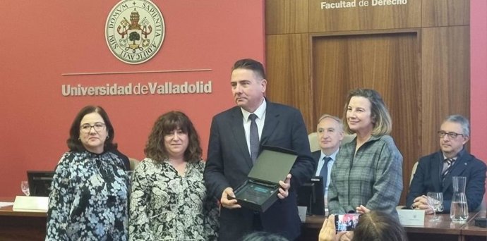 Lafuente ha recogido los dos premios en Valladolid, acompañado por las jefas de servicio de Transparencia y de Participación.