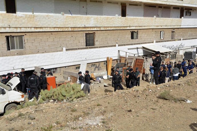 Agentes de la Guardia Civil durante el desahucio de un edificio okupado en Costa del Silencio