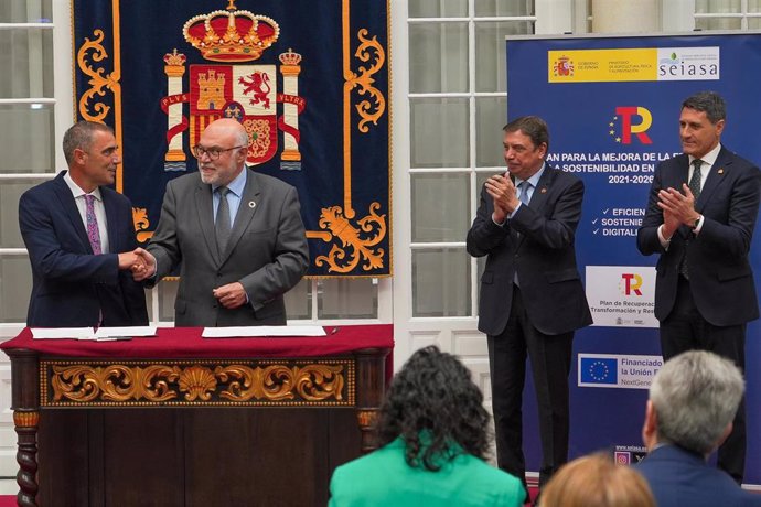 De derecha a izquierda, el delegado del Gobierno en Andalucía, Pedro Fernández, y el ministro de Agricultura, Luis Planas, en la firma de los convenios en la sede de la Delegación en Sevilla.