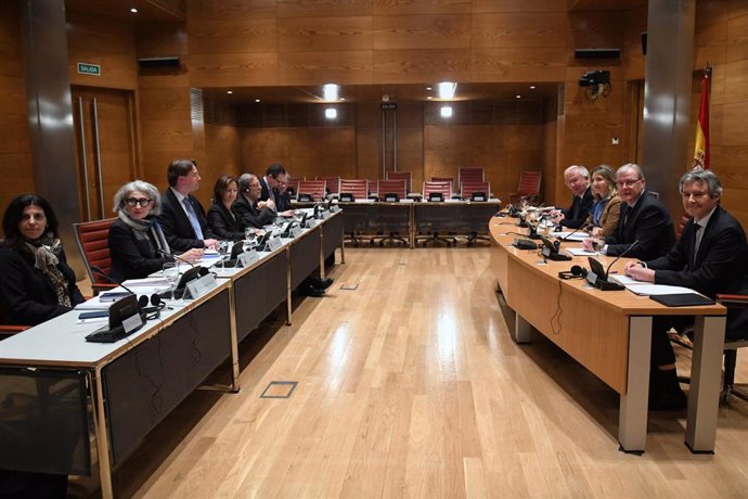 Archivo - El grupo popular en el Senado durante su reunión con la Comisión de Venecia, en el Senado, a 8 de febrero de 2023, en Madrid (España). La Comisión de Venecia del Consejo de Europa llega a España para recabar información sobre la Proposición de L