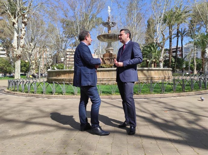 El alcalde de Córdoba, José María Bellido, y el gerente de Emacsa, Rafael Carlos Serrano, informan de la recuperación del agua en las fuentes ornamentales.